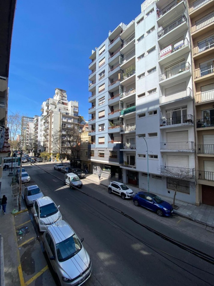 Departamento dos ambientes con cochera fija. GUEMES. Mar del Plata.