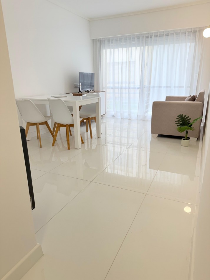 Dos ambientes con balcon saliente, centro. Mar del Plata.