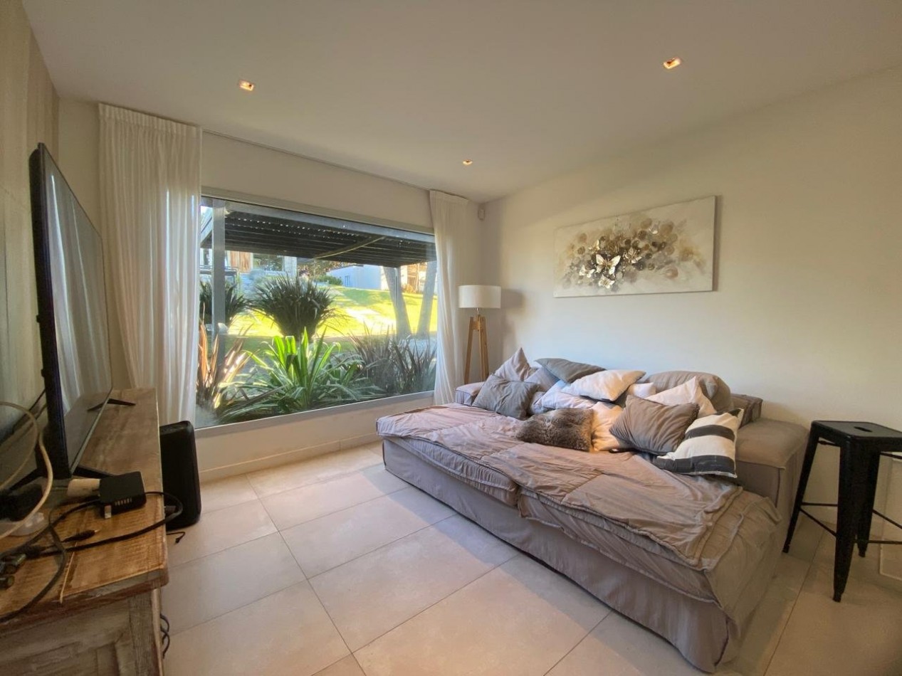 Casa en venta. Cinco Ambientes, en Barrio Residencial 1 de Costa Esmeralda. Costa Atlantica.