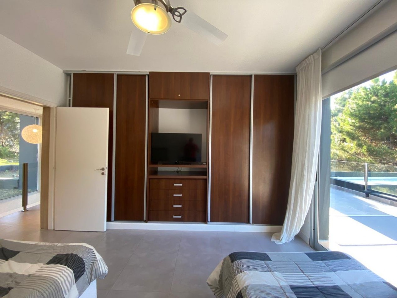 Casa en venta. Cinco Ambientes, en Barrio Residencial 1 de Costa Esmeralda. Costa Atlantica.