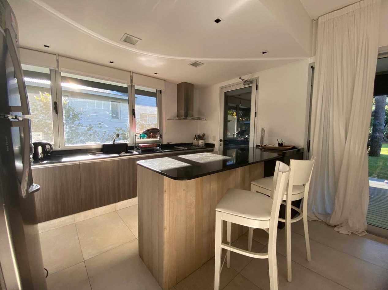 Casa en venta. Cinco Ambientes, en Barrio Residencial 1 de Costa Esmeralda. Costa Atlantica.