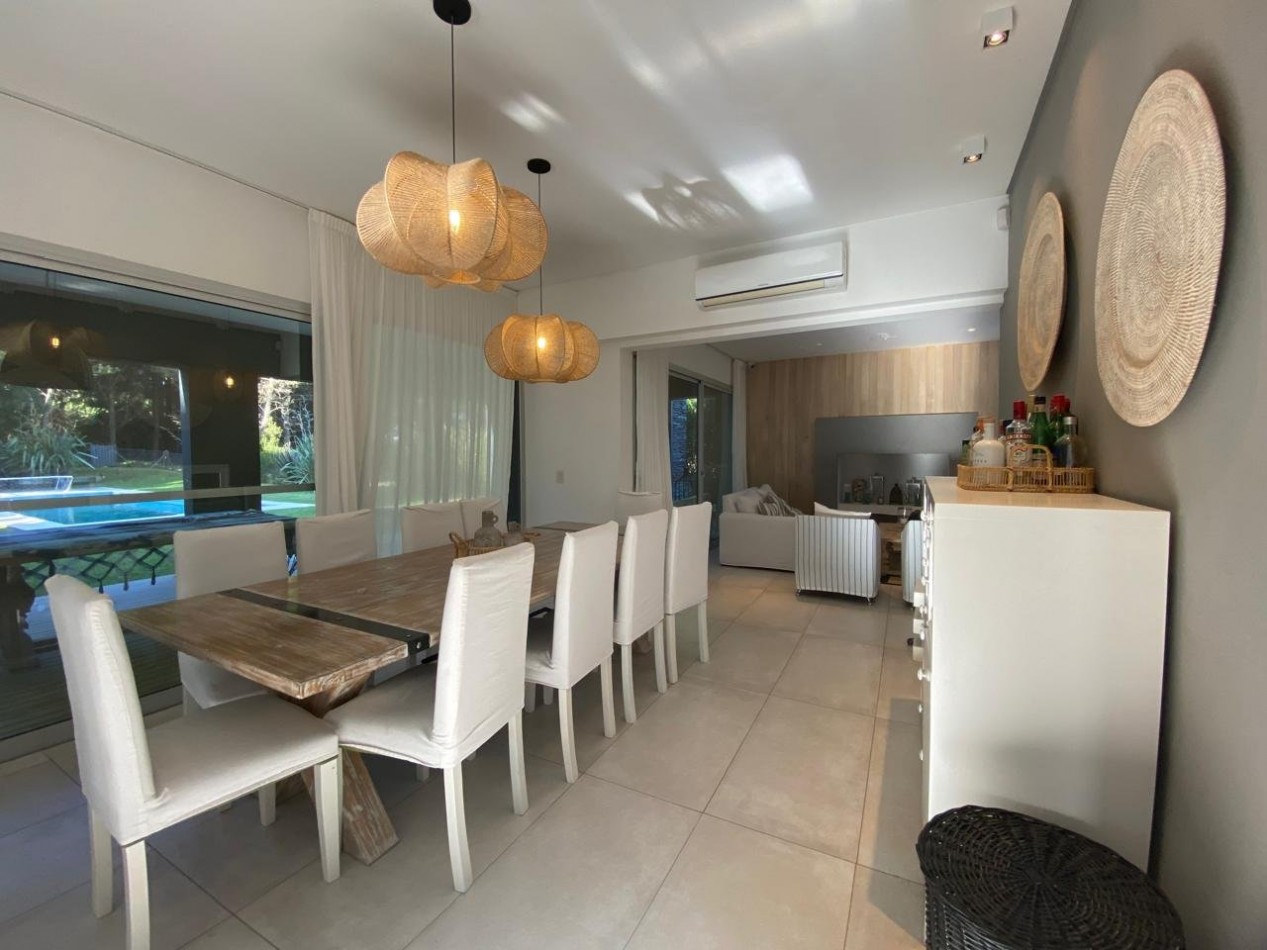 Casa en venta. Cinco Ambientes, en Barrio Residencial 1 de Costa Esmeralda. Costa Atlantica.