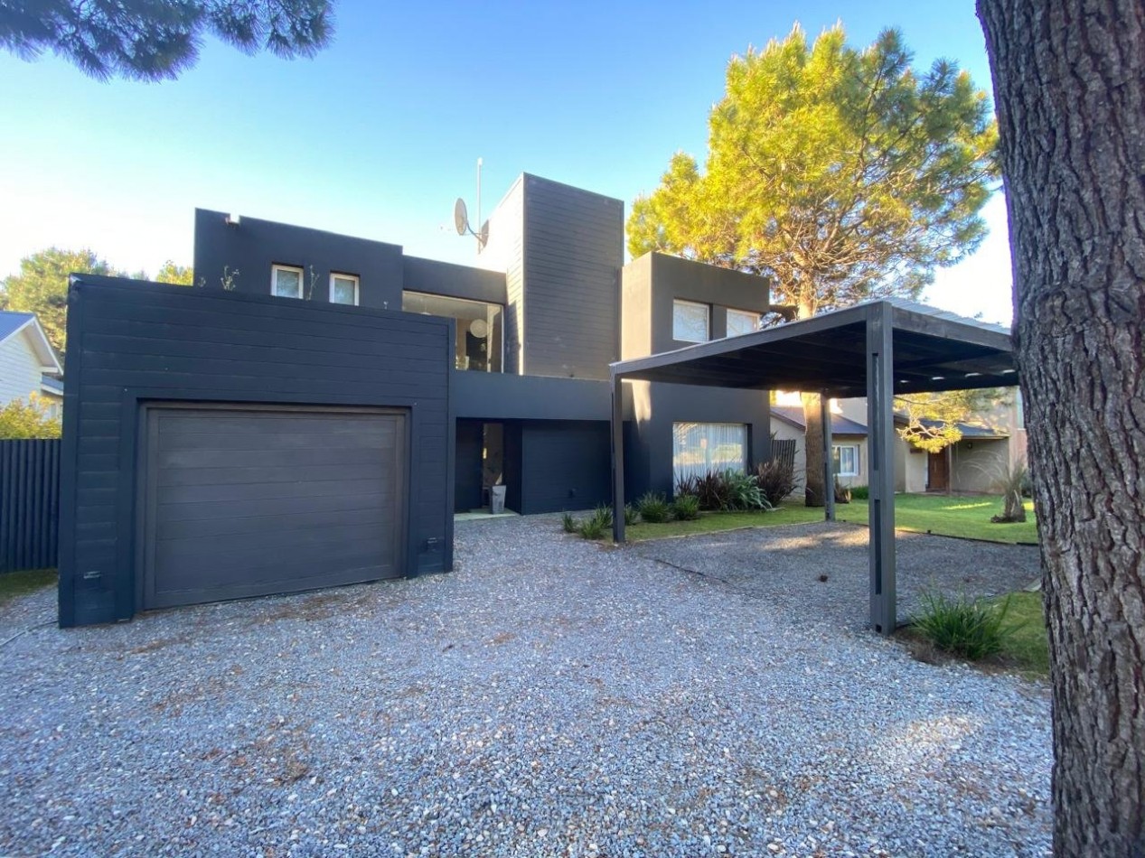 Casa en venta. Cinco Ambientes, en Barrio Residencial 1 de Costa Esmeralda. Costa Atlantica.