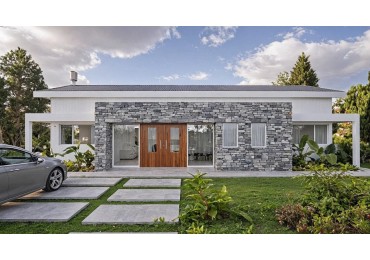 Casa 5 ambientes, en construccion, Costa Esmeralda.